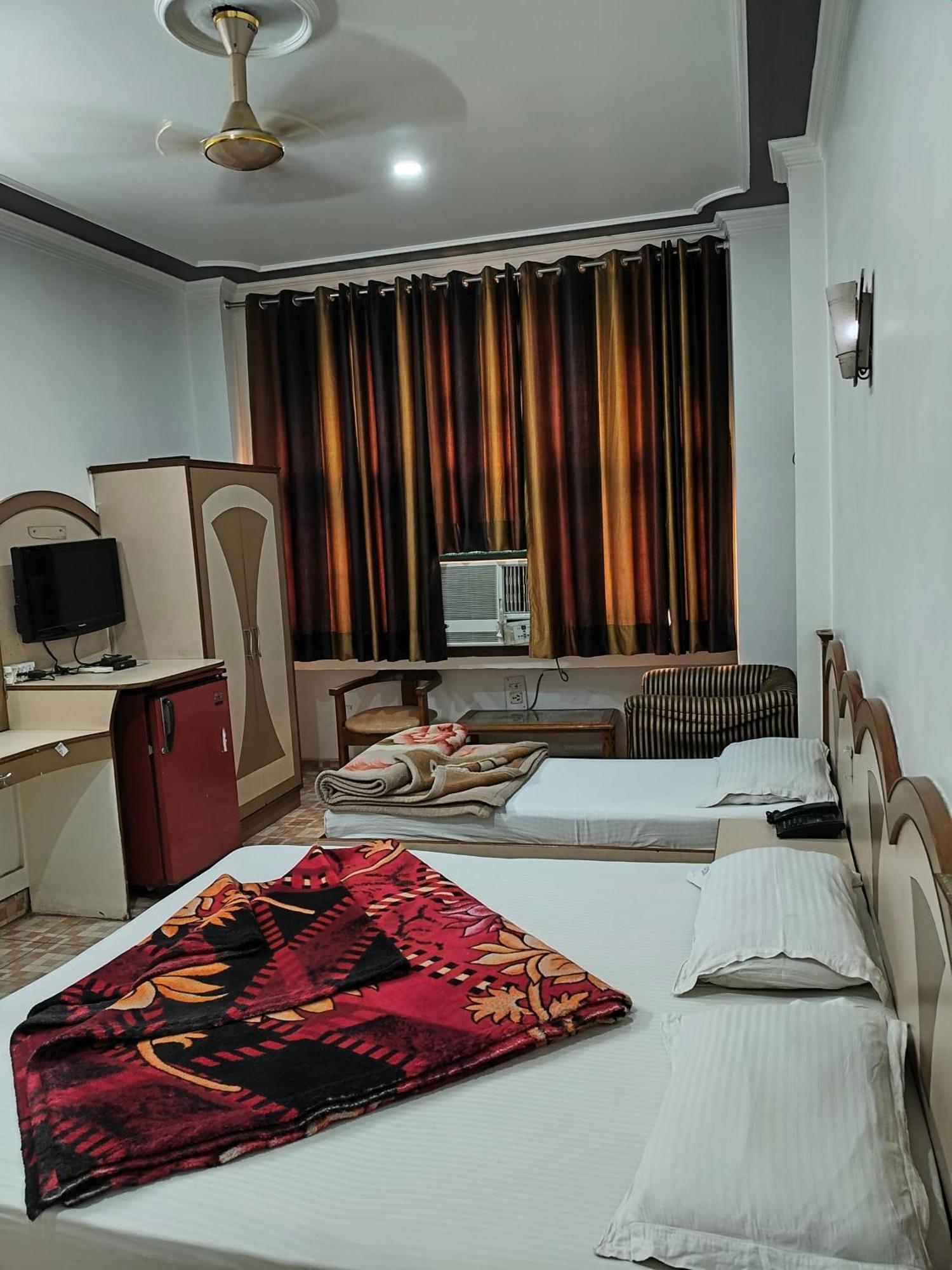 Hotel Yatri International New Delhi Exterior photo