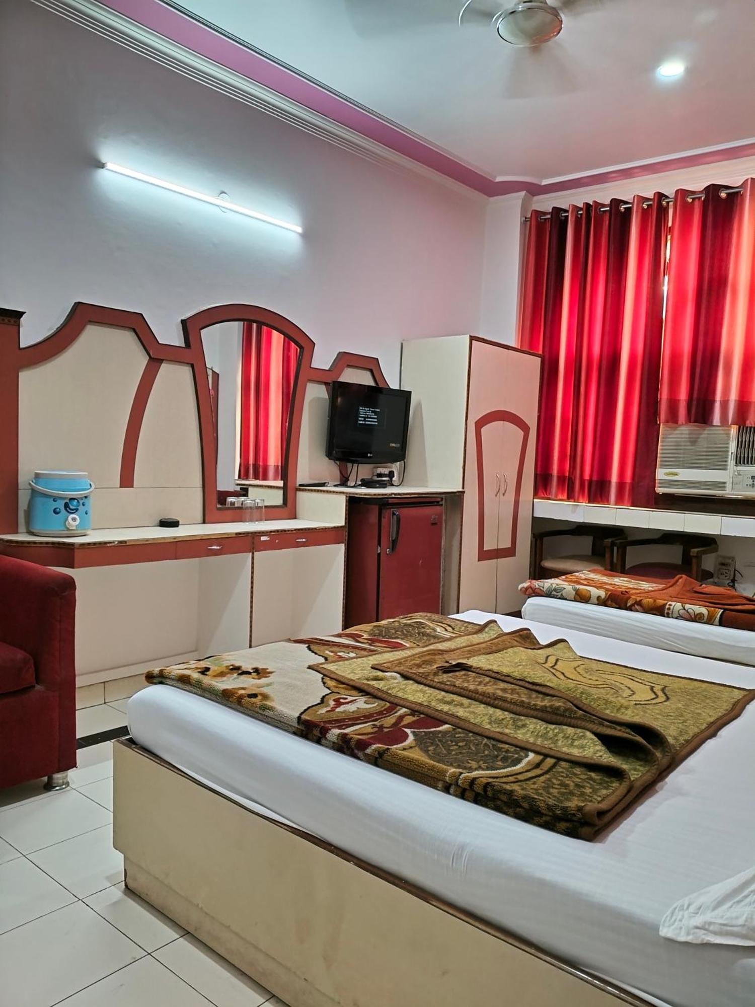 Hotel Yatri International New Delhi Exterior photo