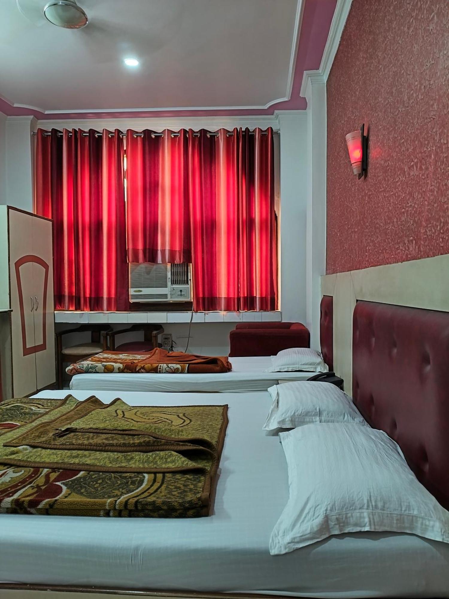 Hotel Yatri International New Delhi Room photo
