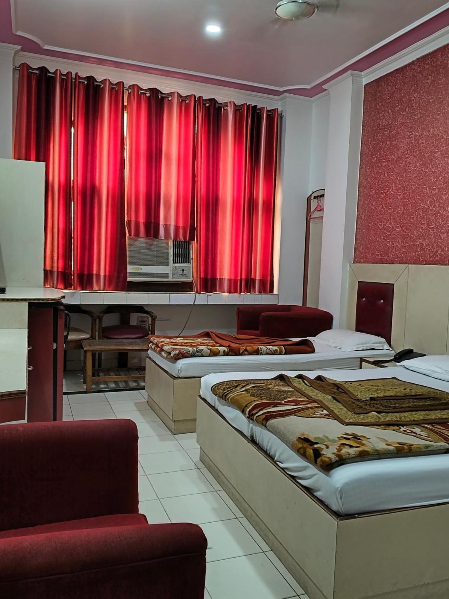 Hotel Yatri International New Delhi Exterior photo