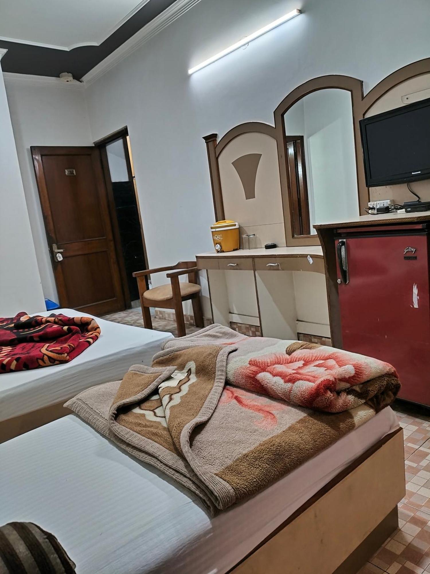 Hotel Yatri International New Delhi Room photo